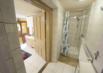 Zuhanyzós fürdőszoba - Fónagy Apartmanok és Grill Műhely